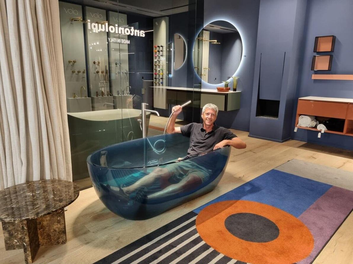 טובל באמבטיית שרף טבעי שקופה (צילום: ליאורה עופרי נחמיאס) אסף קמר באמבטיית שרף טבעי שקופה