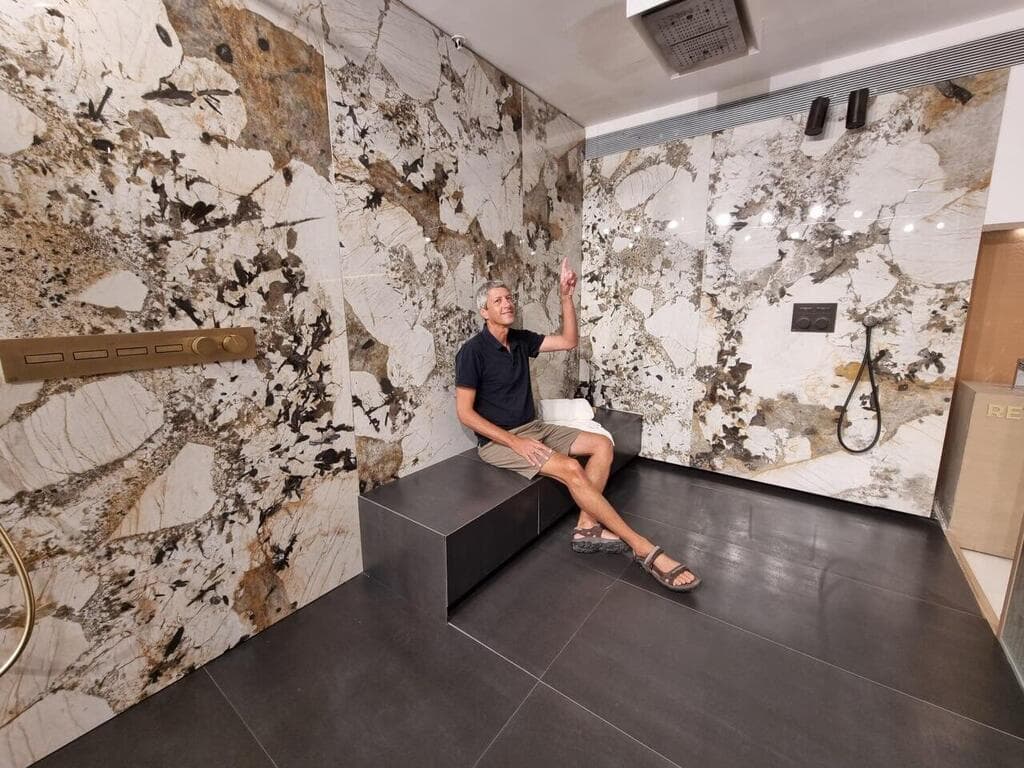 חדר רחצה שלם יכול להגיע למיליון שקל (צילום: עמוס אביב) אסף קמר באולם התצוגה של מודי