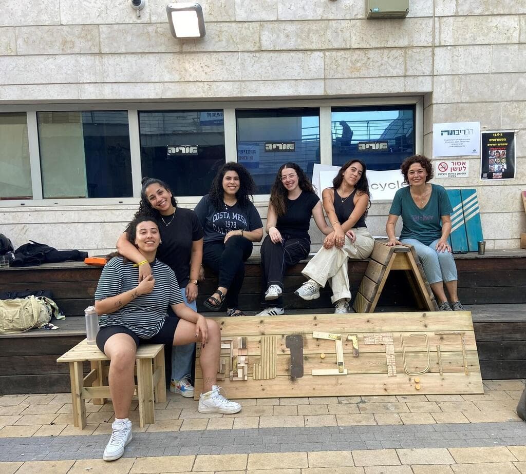 האדריכלית ברכה קונדה וסטודנטיות במחלקה לעיצוב פנים בחצר שנבנית בימים אלו (צילום באדיבות מכון טכנולוגי HIT) האדריכלית ברכה קונדה וסטודנטיות של המחלקה לעיצוב פנים