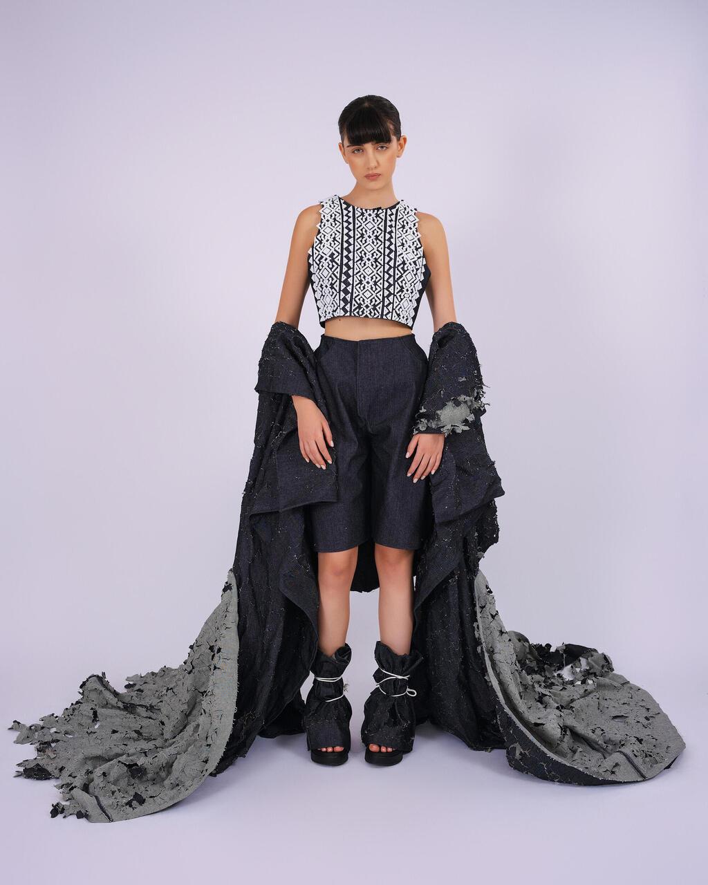 שאל ארוך במראה אכול ומתפורר. פרויקט הגמר "אני פה" של איאת גבארה (צילום: שי פרנקו) פרויקט הגמר "אני פה" של איאת גבארה בחוג לעיצוב אופנה של אוניברסיטת חיפה, 2024