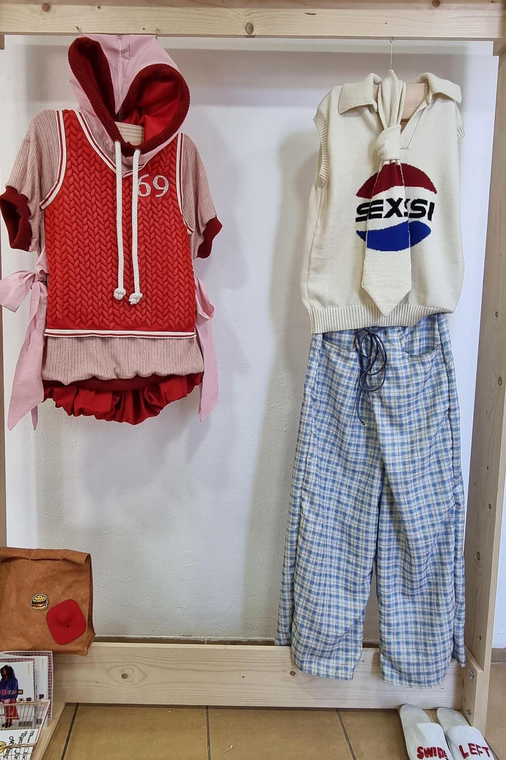 חשיבה הוליסטית וגם לא מעט הומור. פרויקט הגמר "ריליישן-שופ" של שקד הרוש (צילום: איתי יעקב) פרויקט הגמר "ריליישן-שופ" של שקד הרוש בחוג לעיצוב אופנה של אוניברסיטת חיפה, 2024