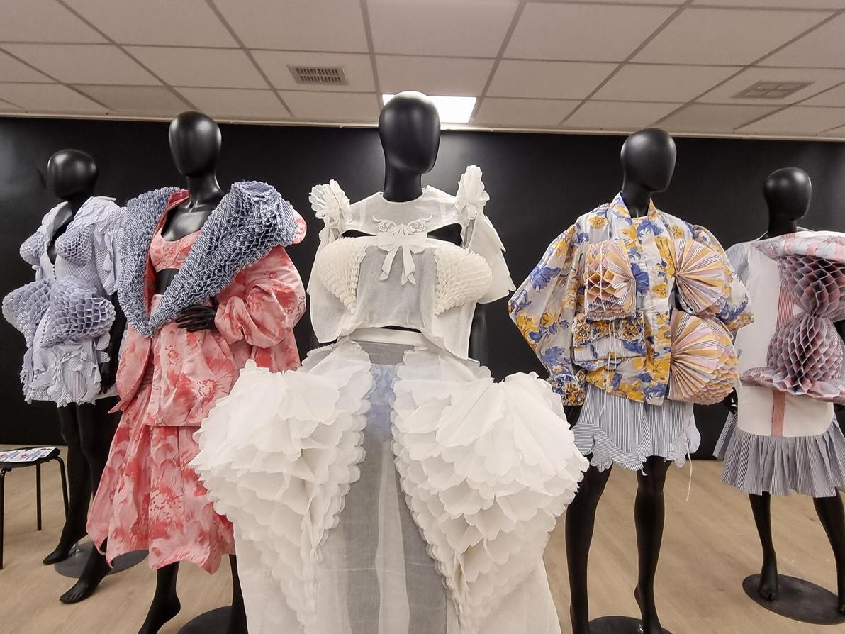 אמירה אחידה ויפהפייה. פרויקט הגמר "בגדי הפלאות" של דניאל פדידה (צילום: איתי יעקב) פרויקט הגמר "בגדי הפלאות" של דניאל פדידה בחוג לעיצוב אופנה של אוניברסיטת חיפה, 2024