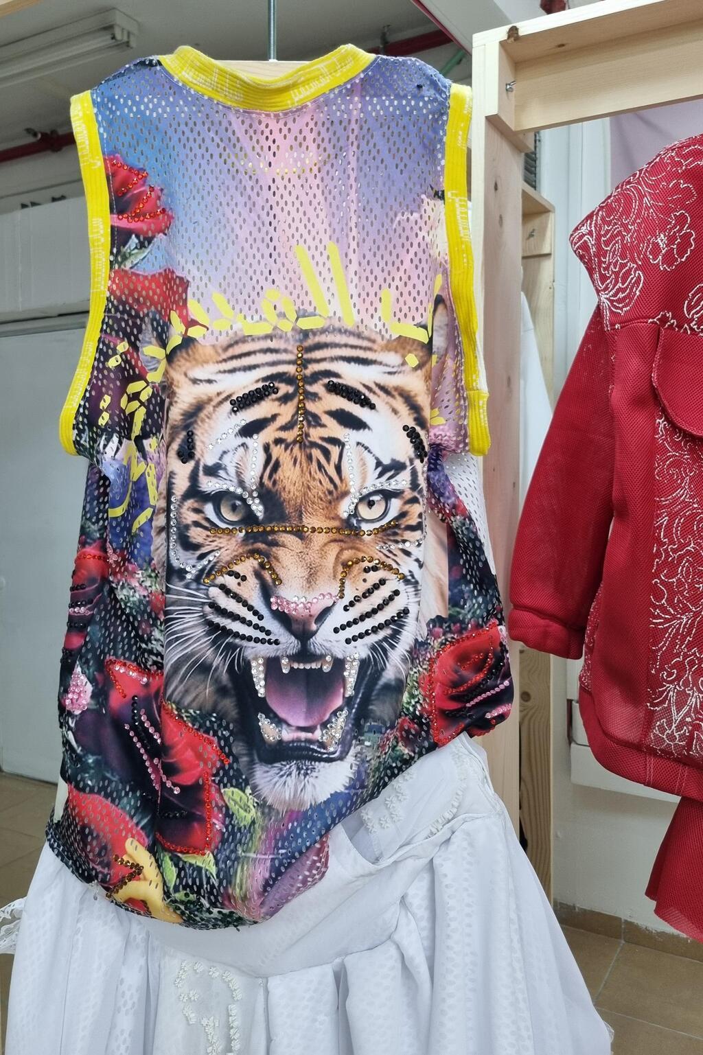 שיח על גבולות של טעם טוב וטעם רע. גופיית הנמר בפרויקט הגמר "הנוער העתידי" של רג'ד דאהר (צילום: איתי יעקב) פרויקט הגמר "הנוער העתידי" של רג'ד דאהר בחוג לעיצוב אופנה של אוניברסיטת חיפה, 2024