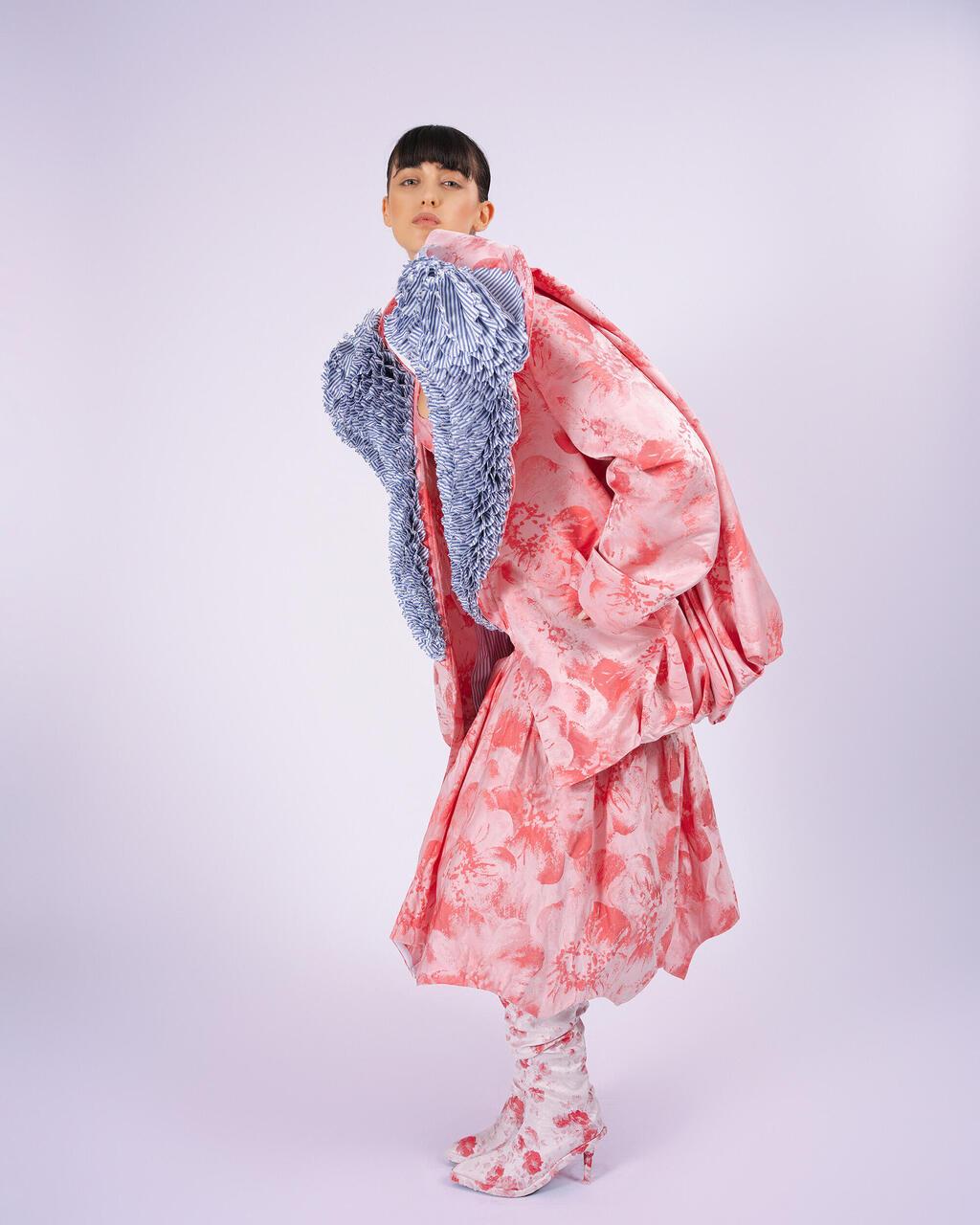 יצירה סיזיפית של משחקי נפחים. פרויקט הגמר "בגדי הפלאות" של דניאל פדידה (צילום: שי פרנקו) פרויקט הגמר "בגדי הפלאות" של דניאל פדידה בחוג לעיצוב אופנה של אוניברסיטת חיפה, 2024