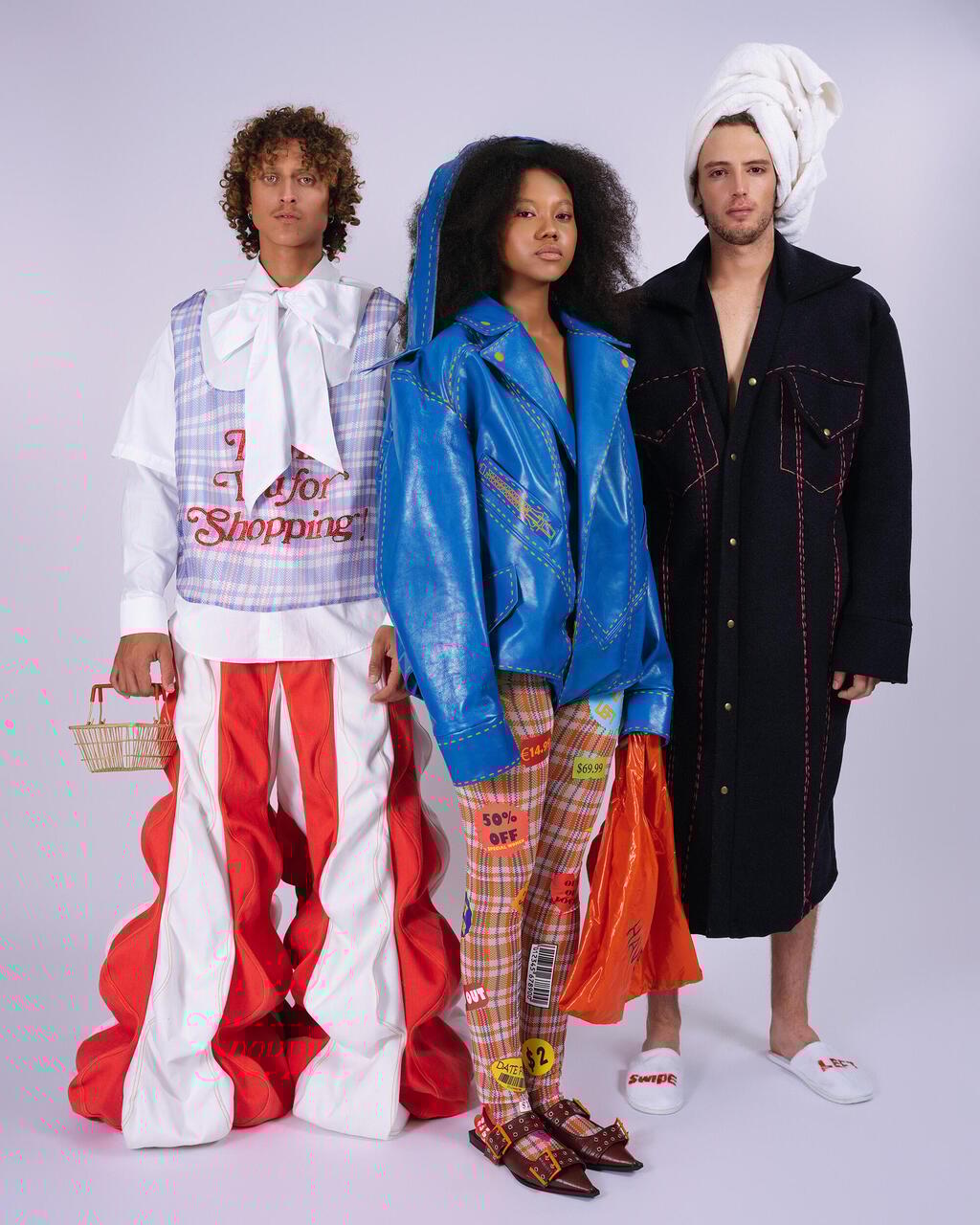 "כיצד נראית השטחה והחפצה של אהבה ויחסים בעידן הדיגיטלי". פרויקט הגמר של שקד הרוש (צילום: שי פרנקו) פרויקט הגמר "ריליישן-שופ" של שקד הרוש בחוג לעיצוב אופנה של אוניברסיטת חיפה, 2024