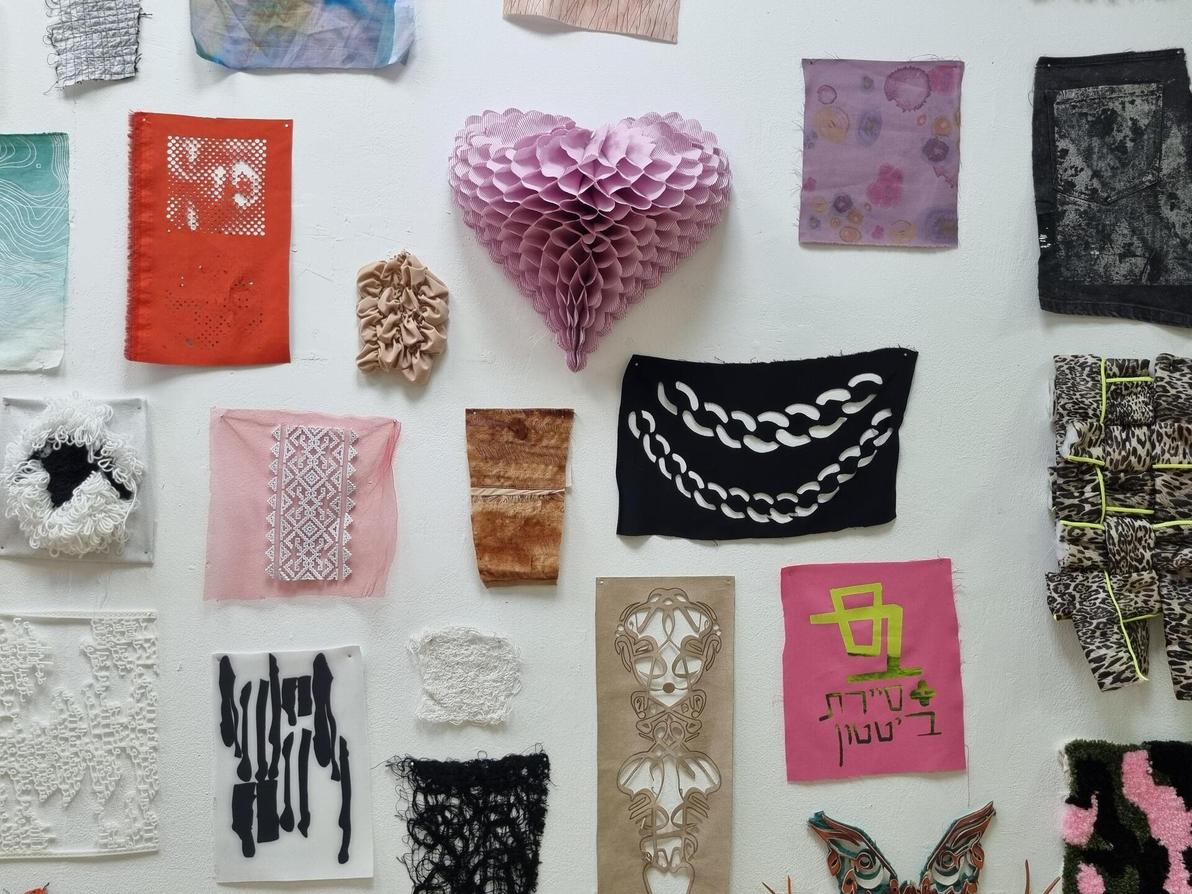 על קיר הכניסה לתערוכה מוצגים פיתוחי טקסטיל של בוגרות המחלקה (צילום: איתי יעקב) תערוכת הגמר של החוג לעיצוב אופנה של אוניברסיטת חיפה, 2024