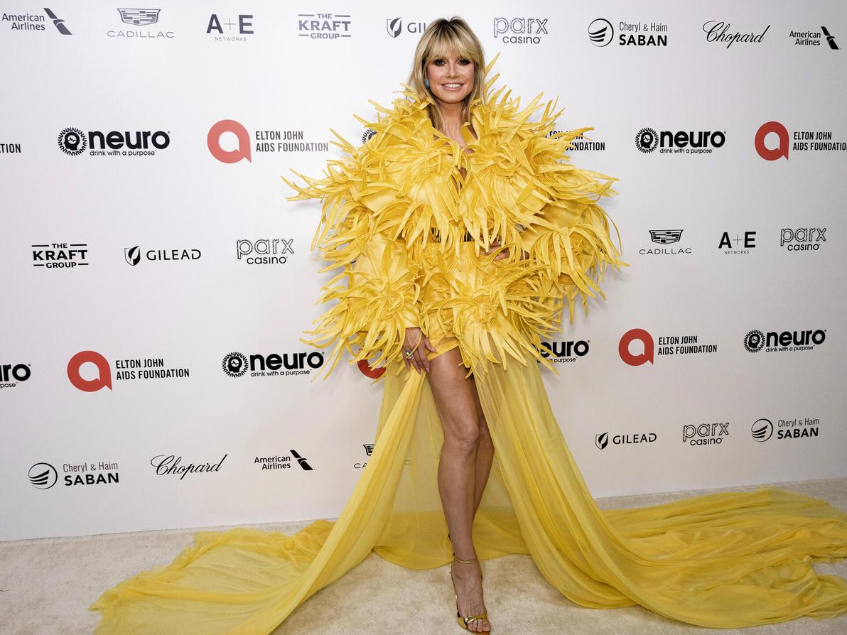 לפעמים היא נראית כמו עץ חג המולד שניתק משורשיו הצפוניים ונשתל מחדש בחופי איביזה. קלום על השטיח האדום, 2023 (צילום: Willy Sanjuan/Invision/AP) היידי קלום על השטיח האדום, 2023