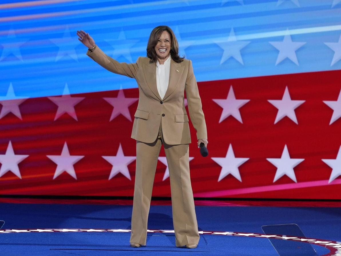 קמלה האריס לובשת קלואה בכנס המפלגה הדמוקרטית, 2024 (צילום: AP Photo/J. Scott Applewhite) קמלה האריס לובשת קלואה בכנס המפלגה הדמוקרטית, 2024