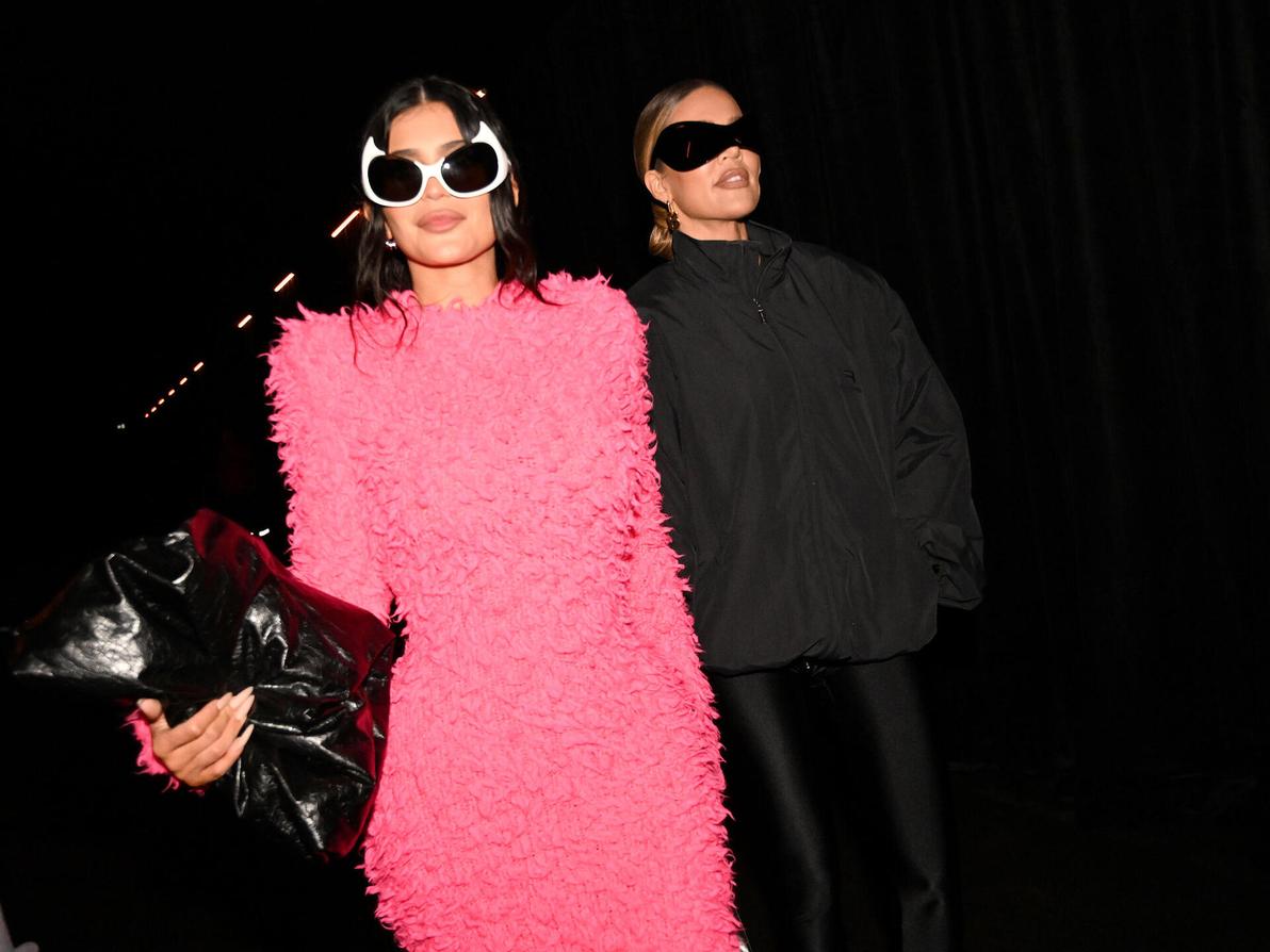 קיילי ג'נר וקלואי קרדשיאן בתצוגת אופנה של בלנסיאגה, 2022