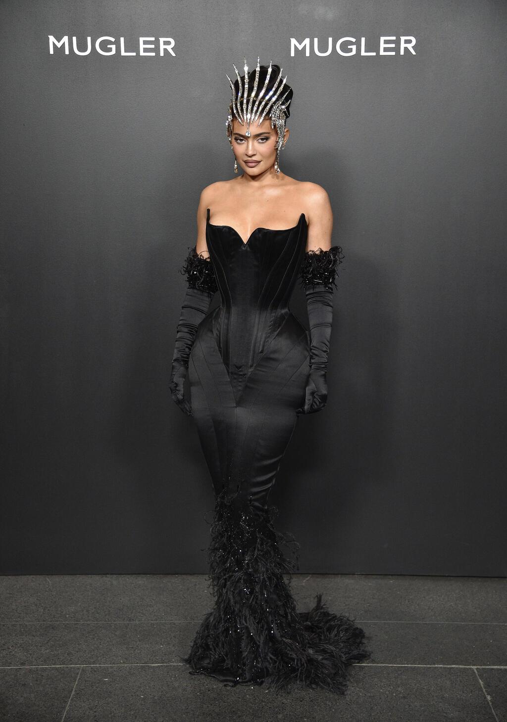 קיילי ג'נר בפתיחת תערוכה של טיירי מוגלר, 2022