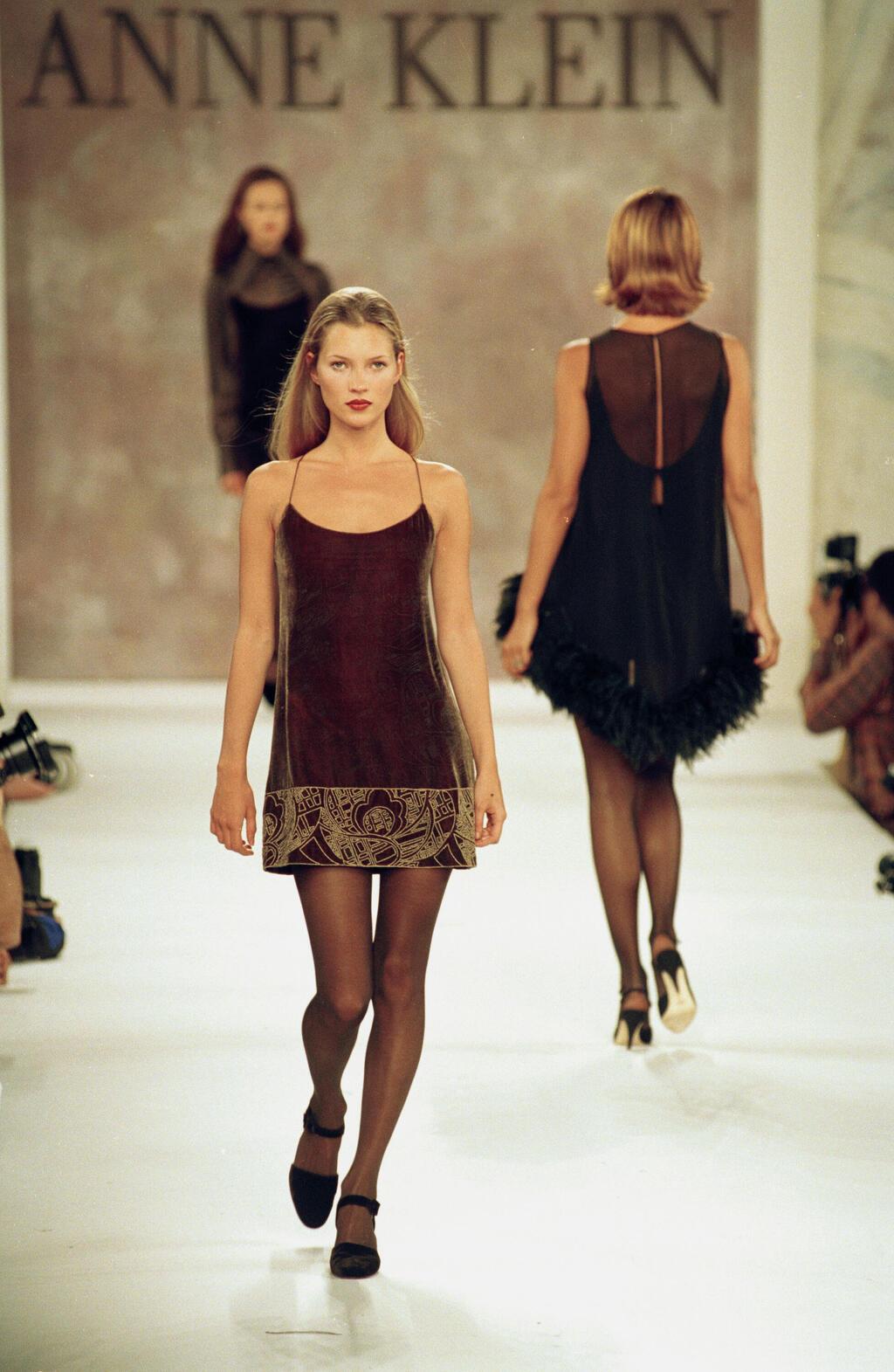 מדגמנת בתצוגת אופנה של אן קליין, 1994 (צילום: AP Photo/Richard Drew) קייט מוס מדגמנת בתצוגת אופנה של אן קליין, 1994