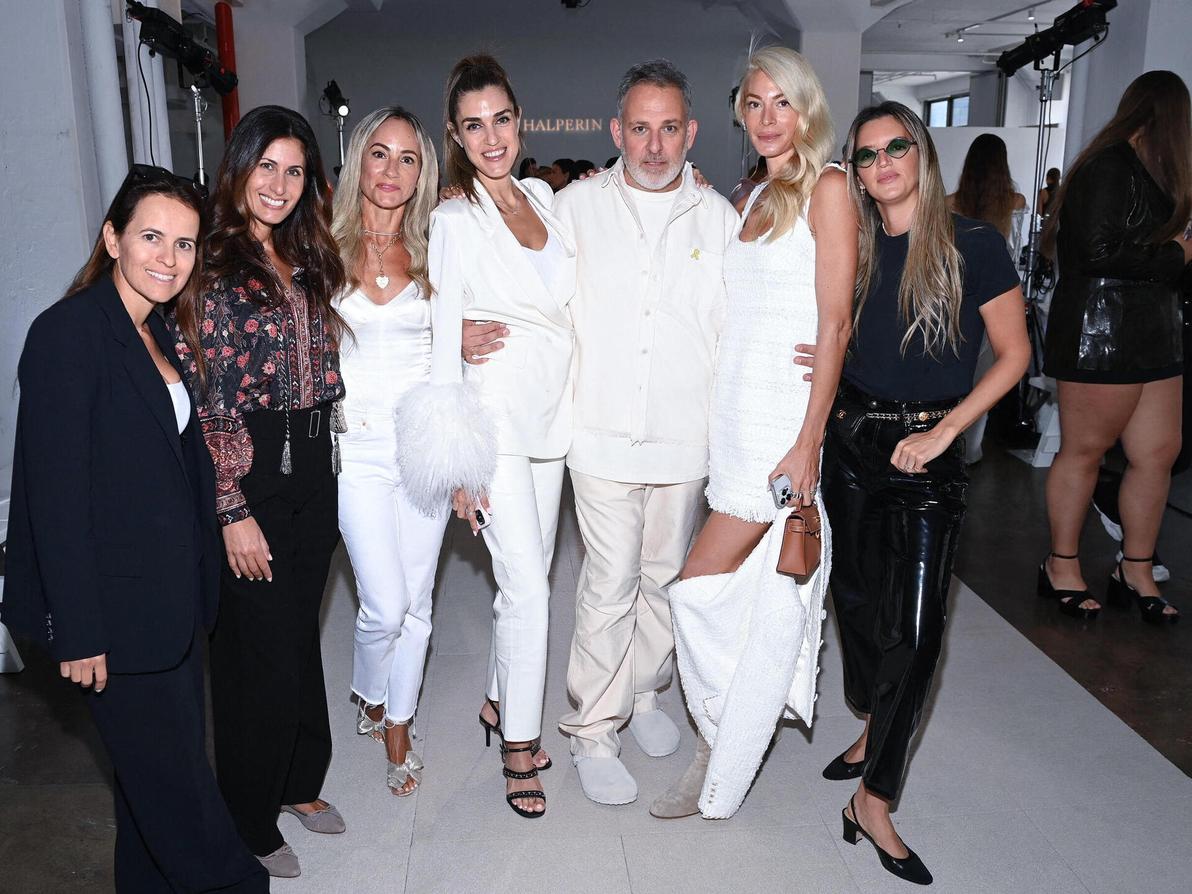 עם סיכת החטופים על החולצה, מעצב האופנה הישראלי קובי הלפרין הציג השבוע קולקציה מרגשת ויפהפייה (צילום: Dave Kotinsky/Getty Images/AFP) המעצב קובי הלפרין בתצוגת אביב-קיץ 2025