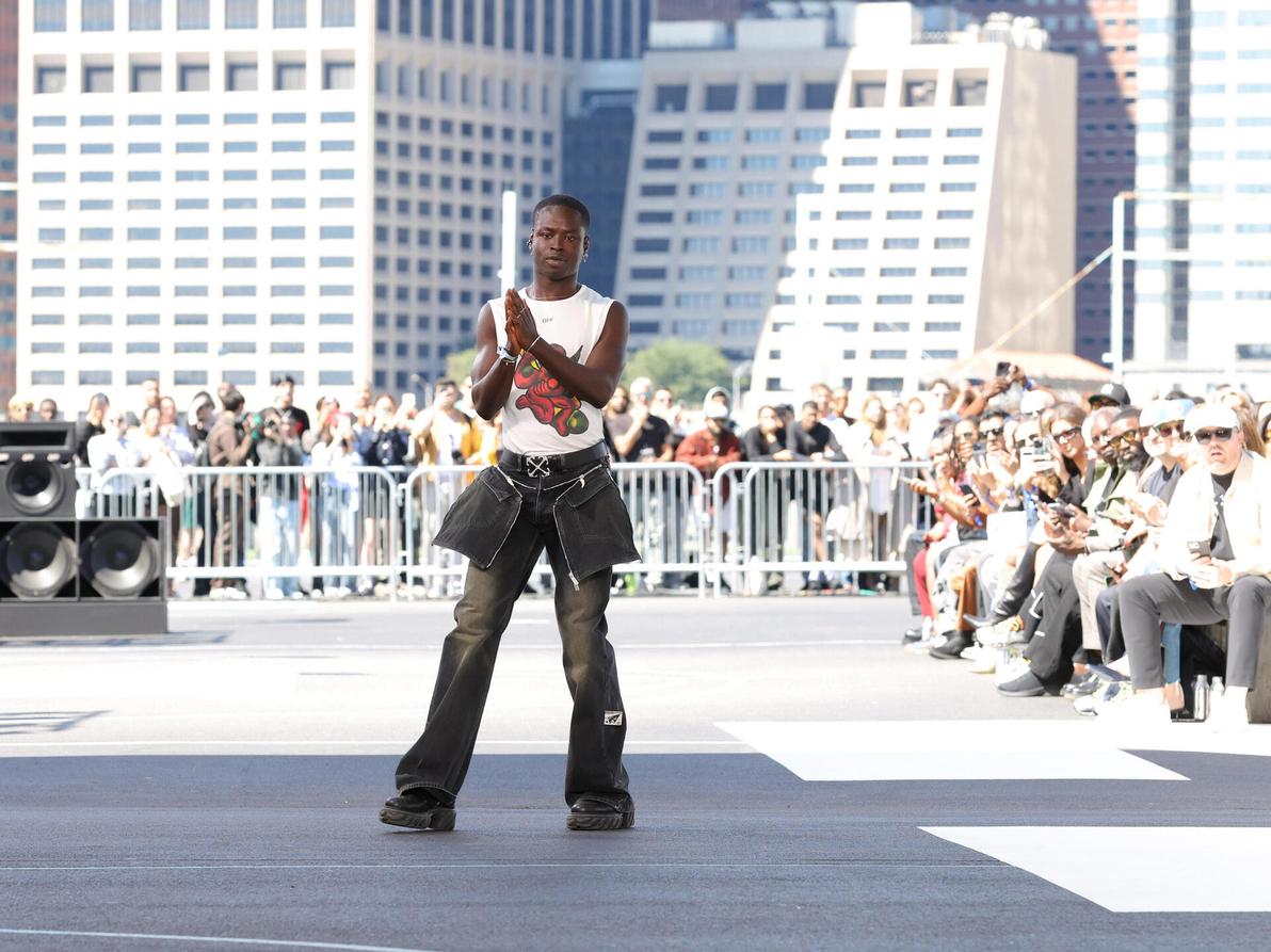 שלוש שנים לאחר מותו של וירג'יל אבלו, המעצב אברהים קאמרה הציג קולקציית ביכורים למותג Off-White (צילום: JP Yim/Getty Images) המעצב איב קמארה בתצוגת אביב-קיץ 2025 של אוף ווייט