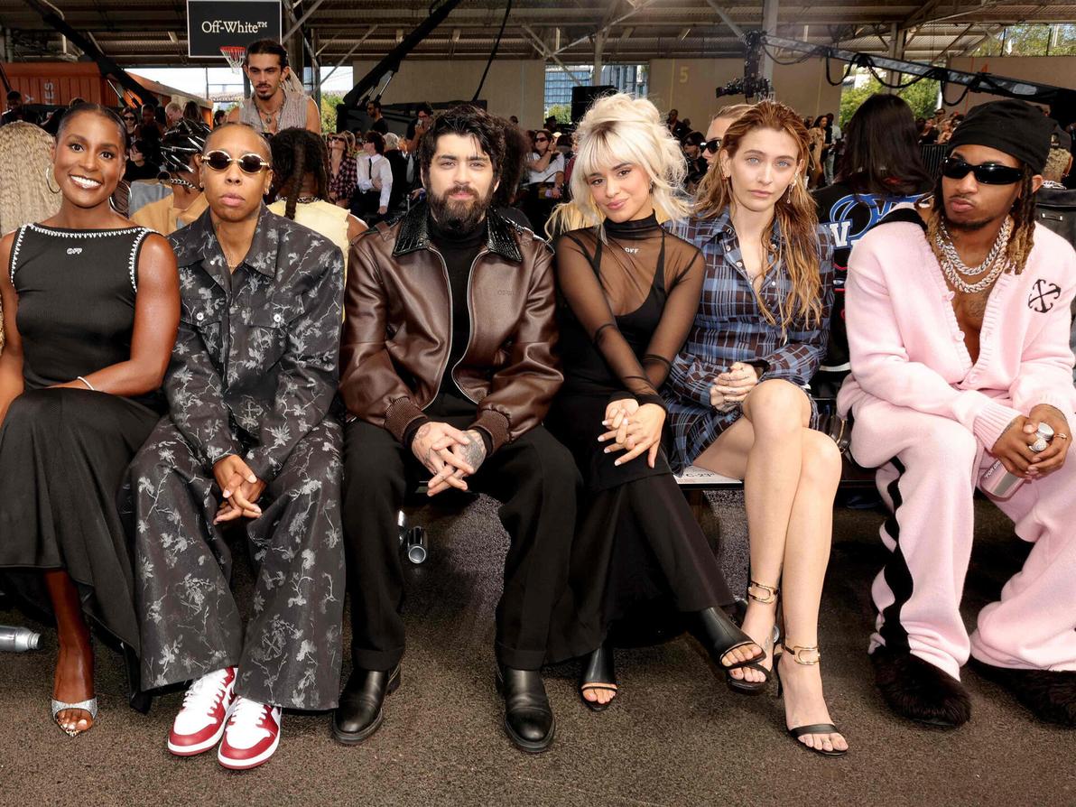 בשורה הראשונה הצטופפו יחד זאין מאליק (אקס ג'יג'י חדיד) במראה מפתיע, וקמילה קביו, שנראו צמודים מתמיד (צילום: Michael Loccisano/Getty Images/AFP) פריס ג'קסון, קמילה קביו וזאין מאליק בתצוגת אביב-קיץ 2025 של אוף ווייט