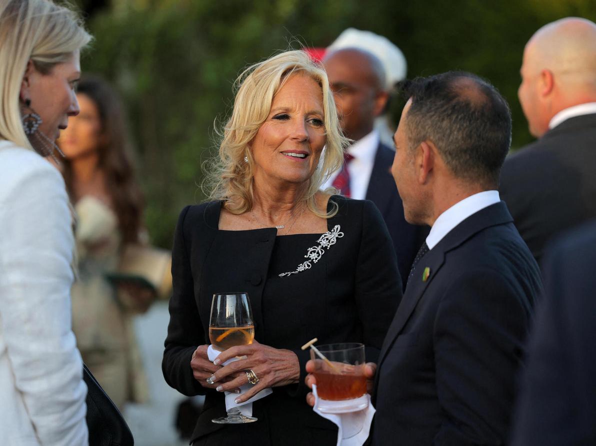 רשימת האורחים המפוארת בתצוגה כללה, בין היתר, את הגברת הראשונה של ארה"ב, ד"ר ג'יל ביידן, בהופעה נדירה (צילום: REUTERS/Andrew Kelly) ג'יל ביידן בתצוגת אביב-קיץ 2025 של ראלף לורן