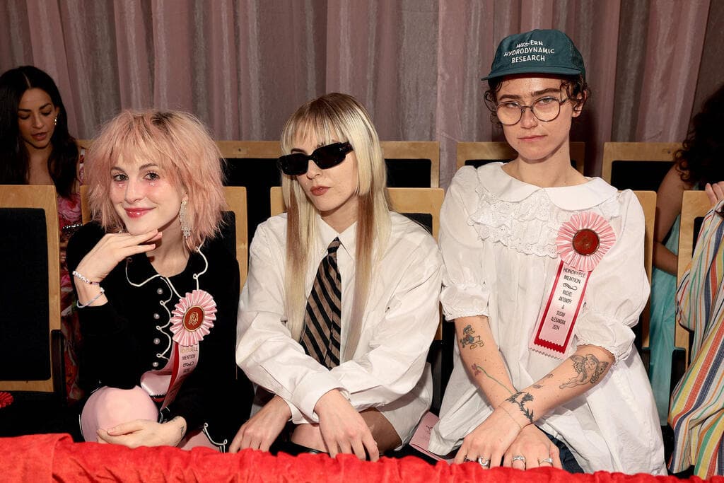 אלה אמהוף בשבוע האופנה בניו יורק (צילום: Dimitrios Kambouri/sGetty Images/AFP) אלה אמהוף בתצוגת אביב-קיץ 2025 של סוזן אלכסנדרה ורייצ'ל אנטונוף