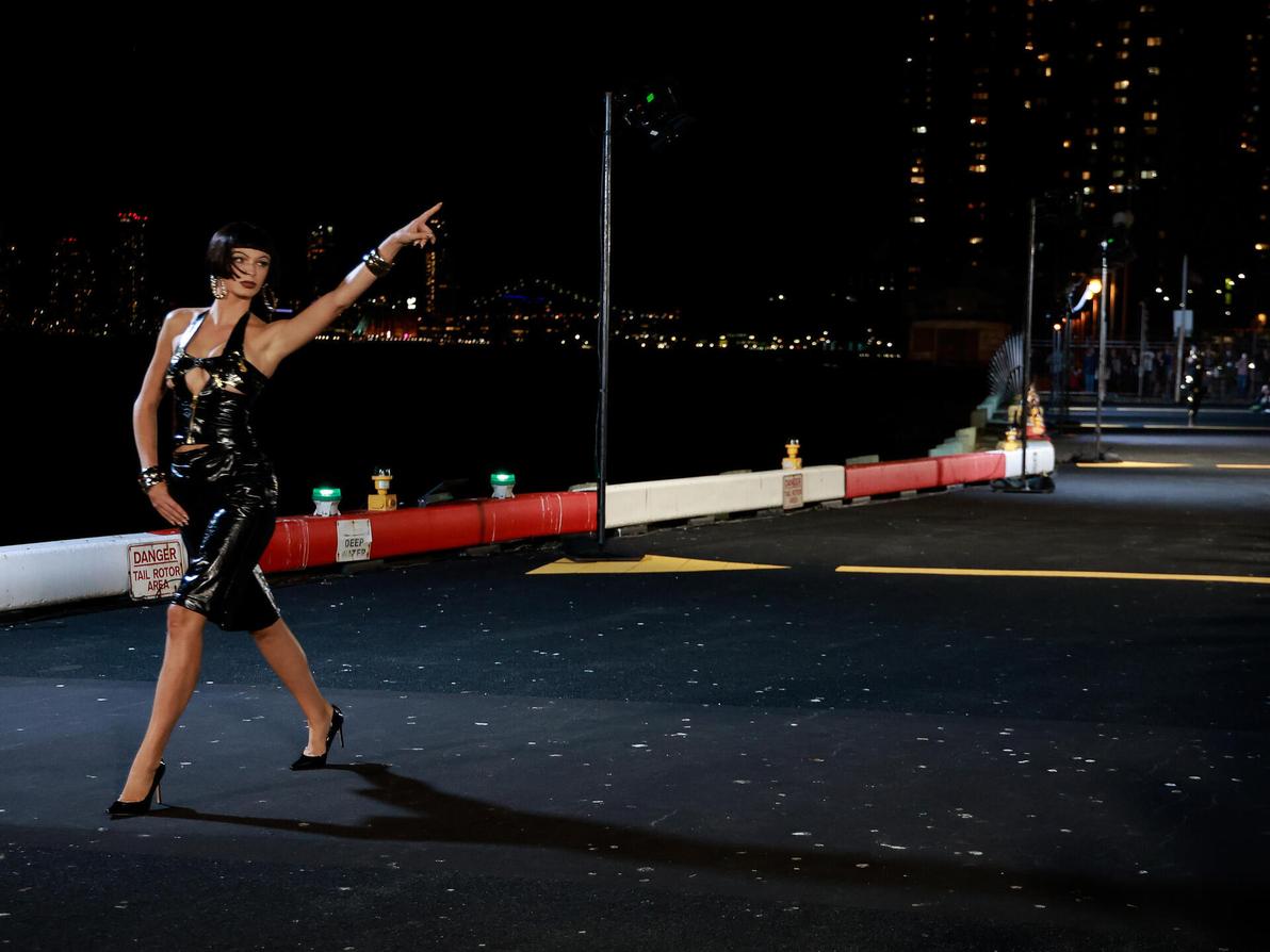 תעלומת רצח בדיונית על גדות האיסט ריבר, שימשה כהשראה לתצוגה האפלה והסקסית של כריסטיאן קוואן (צילום: Jason Mendez/Getty Images) כריסטיאן קואן, תצוגת אביב-קיץ 2025