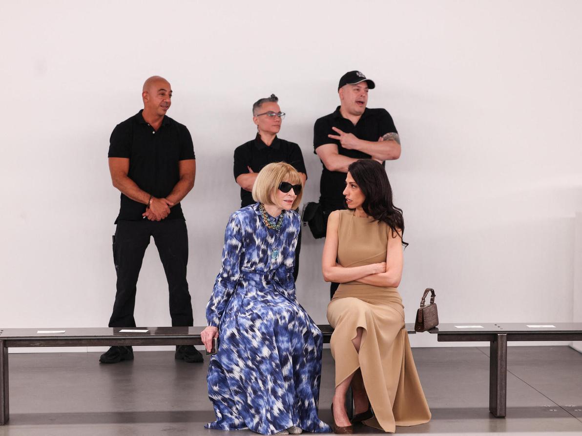 רגע אינטימי: החברות הטובות אנה ווינטור והומה אבדין, לשעבר היועצת של הילרי קלינטון, בתצוגה של מייקל קורס (צילום: REUTERS/Caitlin Ochs) אנה ווינטור והומה אבדין בתצוגת אביב-קיץ 2025 של מייקל קורס