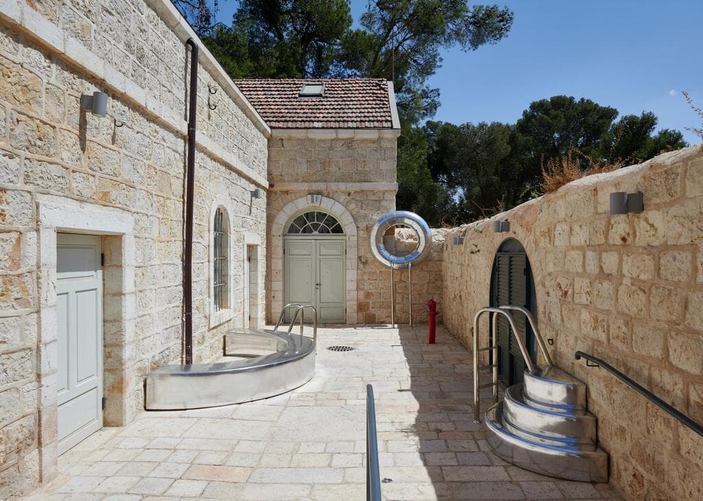 מסיבת בריכה - עבודה של בינה בייטל במיוחד לשבוע העיצוב ירושליםמסיבת בריכה - עבודה של בינה בייטל במיוחד לשבוע העיצוב ירושלים