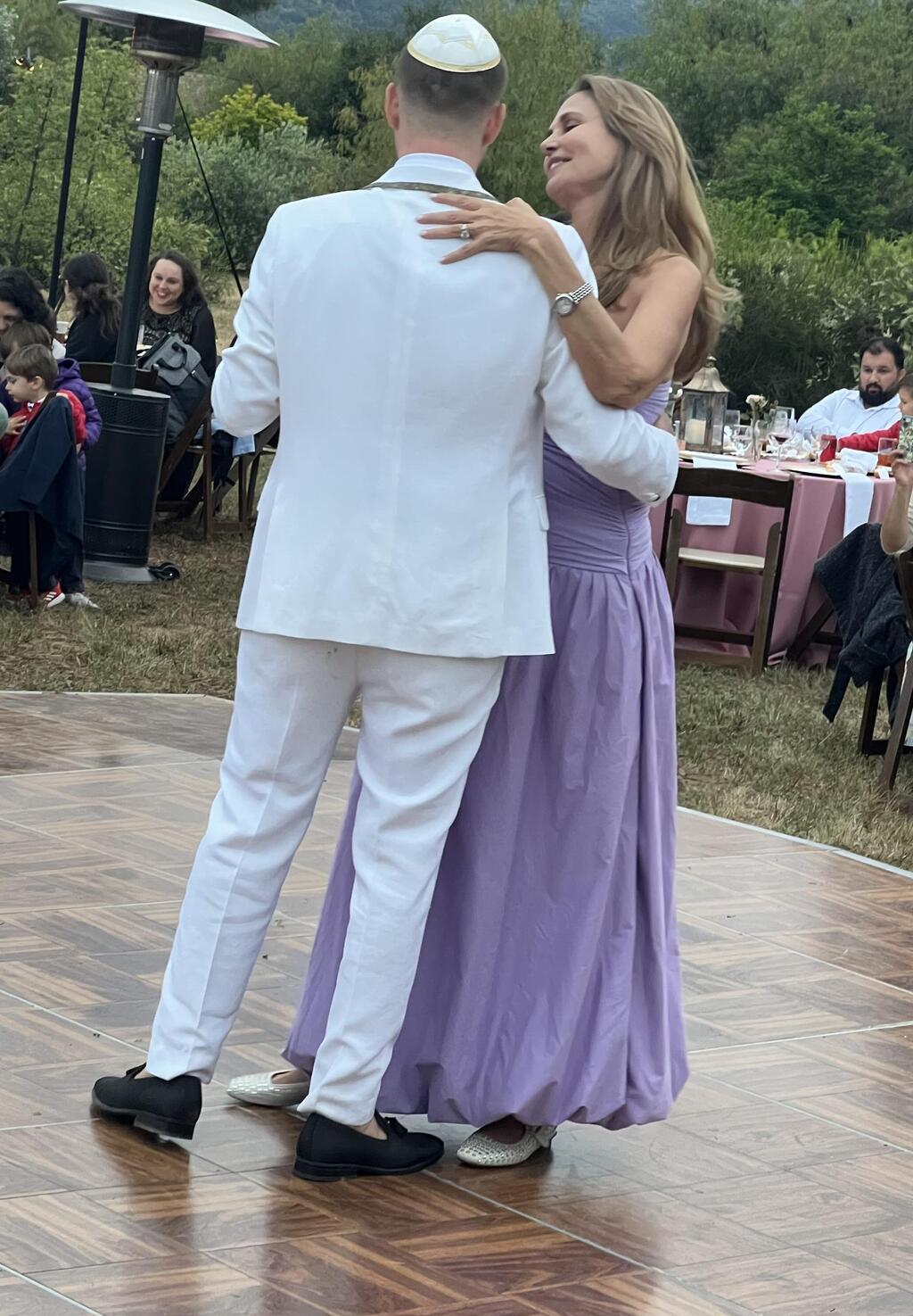 ודשיים וחצי אחרי הפציעה: רוקדת עם בנה מייקי, בחתונתו (צילום: אלבום פרטי) ודשיים וחצי אחרי הפציעה: רוקדת עם בנה מייקי, בחתונתו