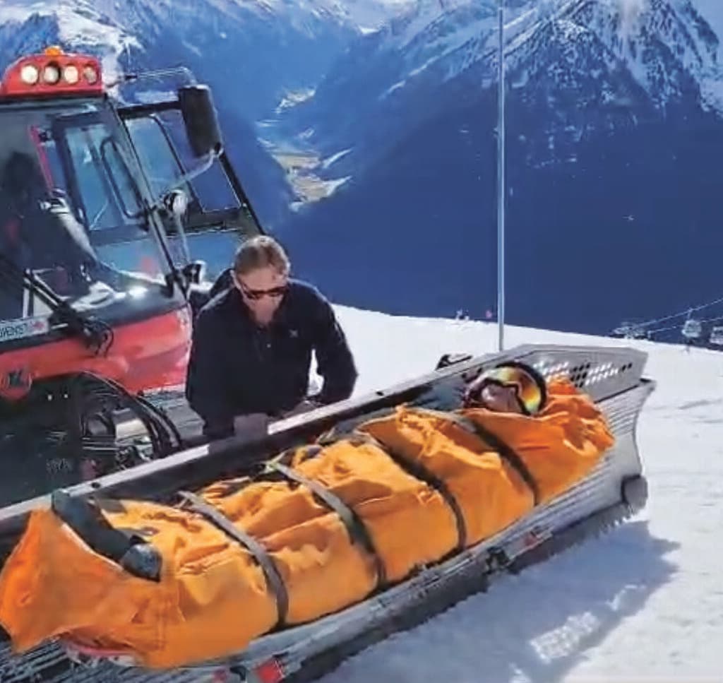 רגע אחרי הפציעה: מפונה באתר הסקי (צילום: אלבום פרטי) רגע אחרי הפציעה: מפונה באתר הסקי