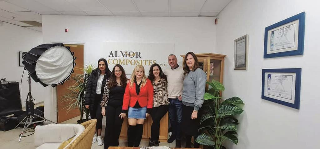 לוסי לבנה מור עם עובדי חברתה אלמור