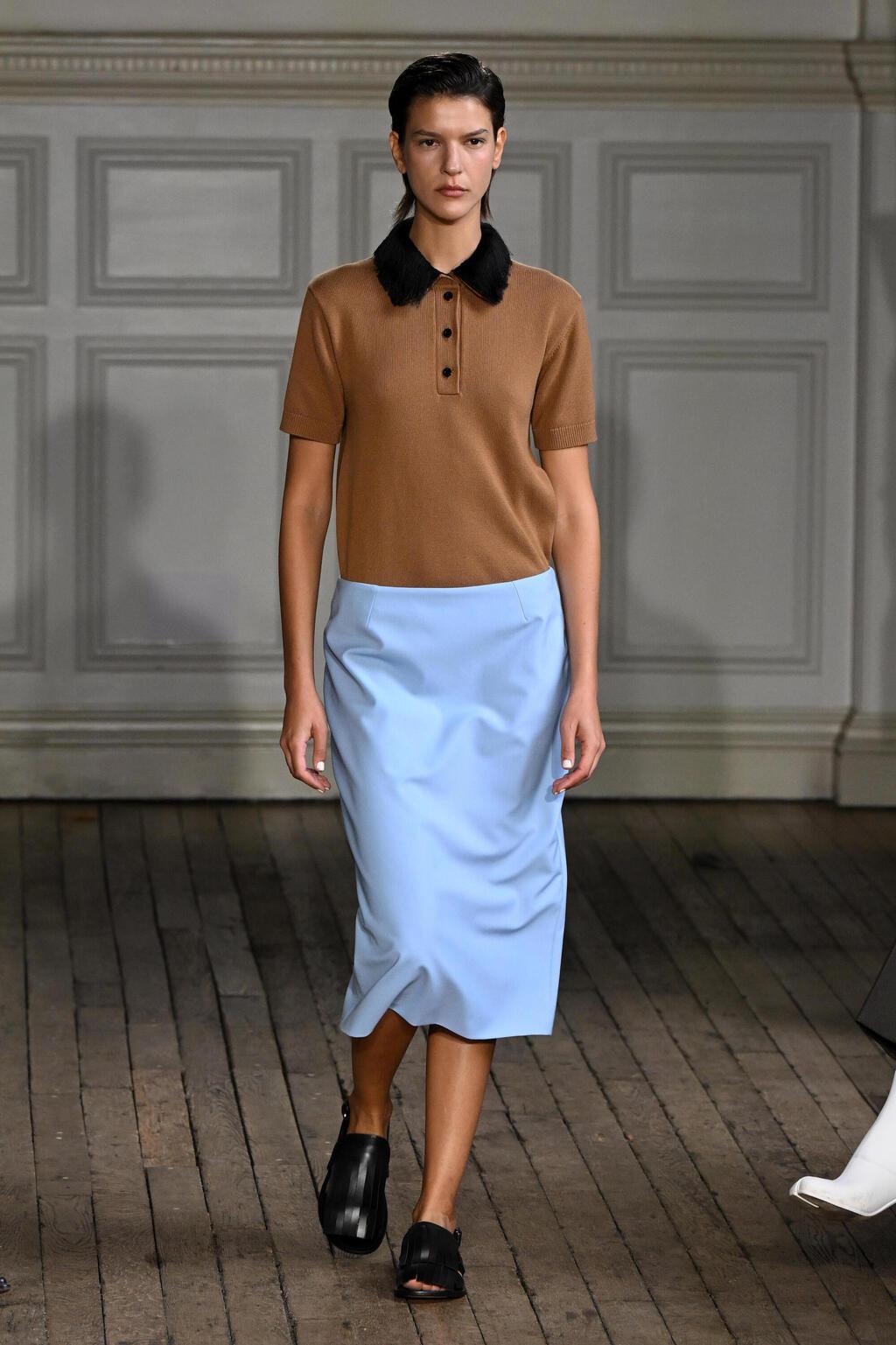 רומי פלד בתצוגה של אמיליה וויקסטד בשבוע האופנה בלונדון, ספטמבר 2024