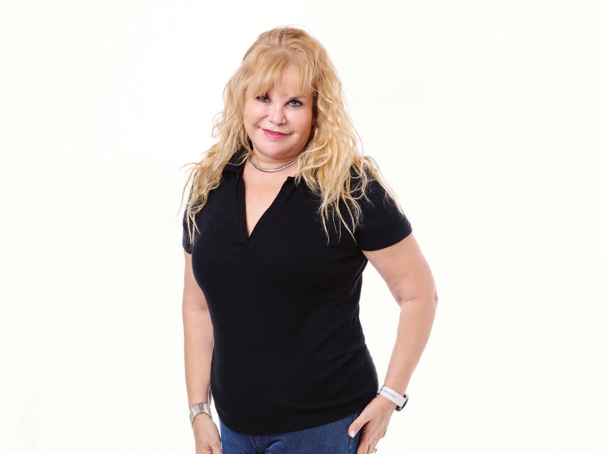 לוסי לבנה מור. אשה מצליחה בעולם של גברים