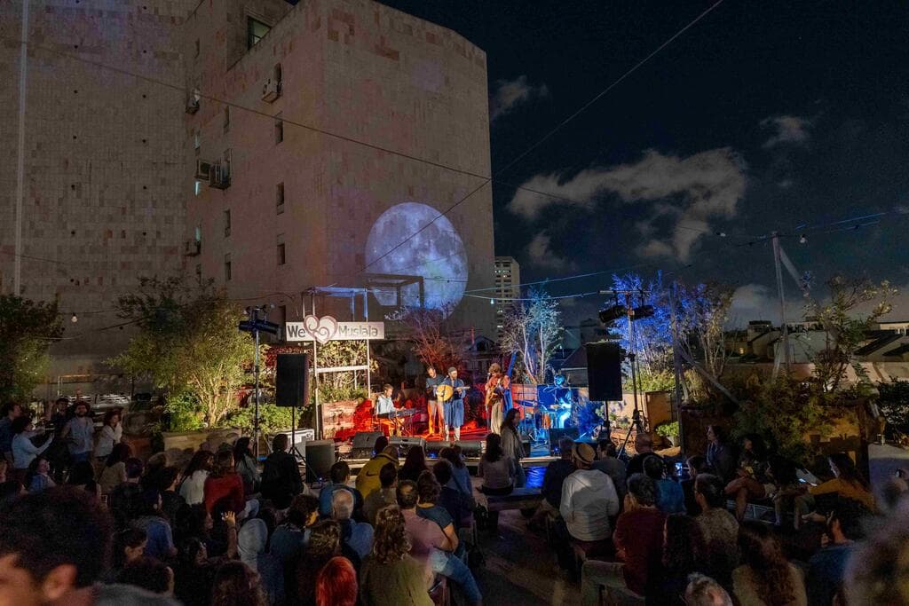 פסטיבל "גג עדן" על גג בניין כלל במרכז ירושלים הוא דוגמה לשימוש בגג שהיה נטוש