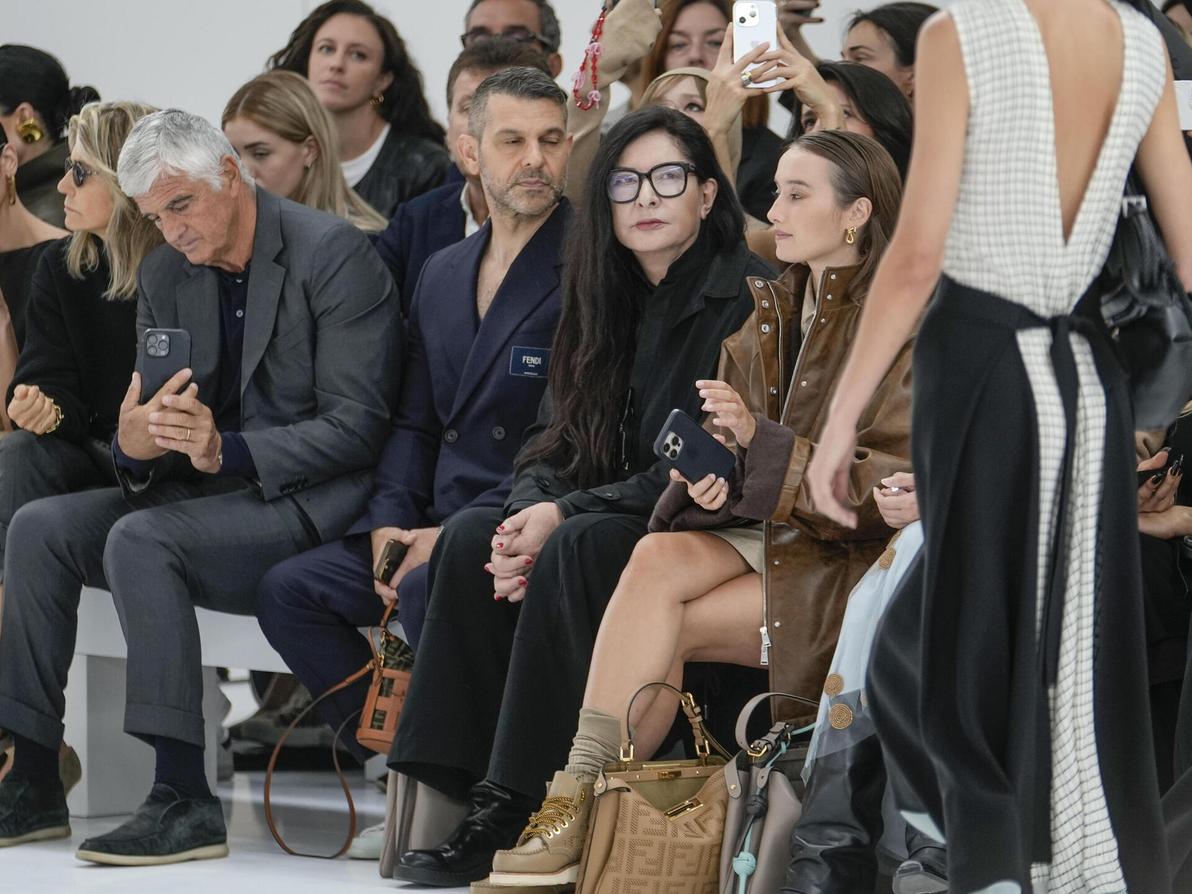 מרינה אברמוביץ' בתצוגת אביב-קיץ 2025 של פנדי בשבוע האופנה במילאנו