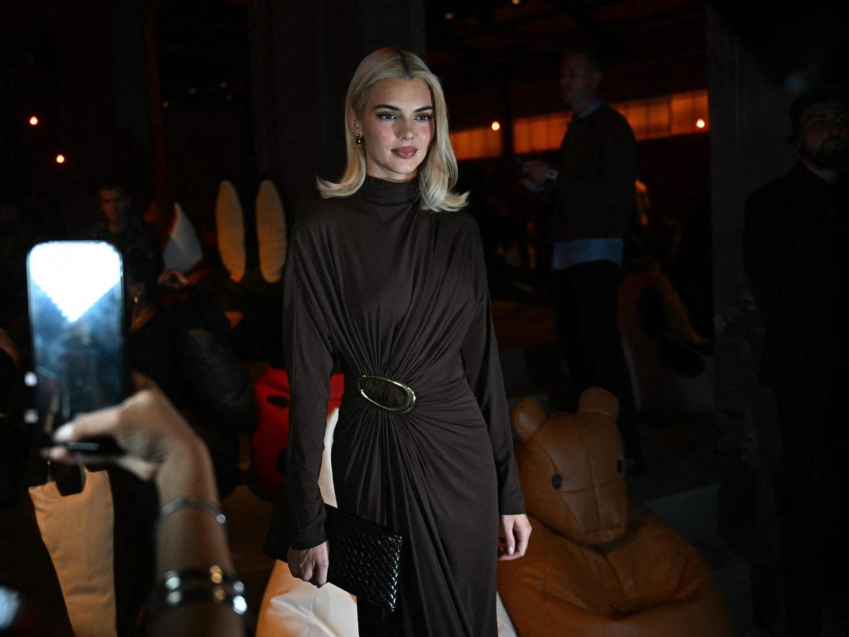 קנדל ג'נר בתצוגת אביב-קיץ 2025 של בוטגה ונטה בשבוע האופנה במילאנו