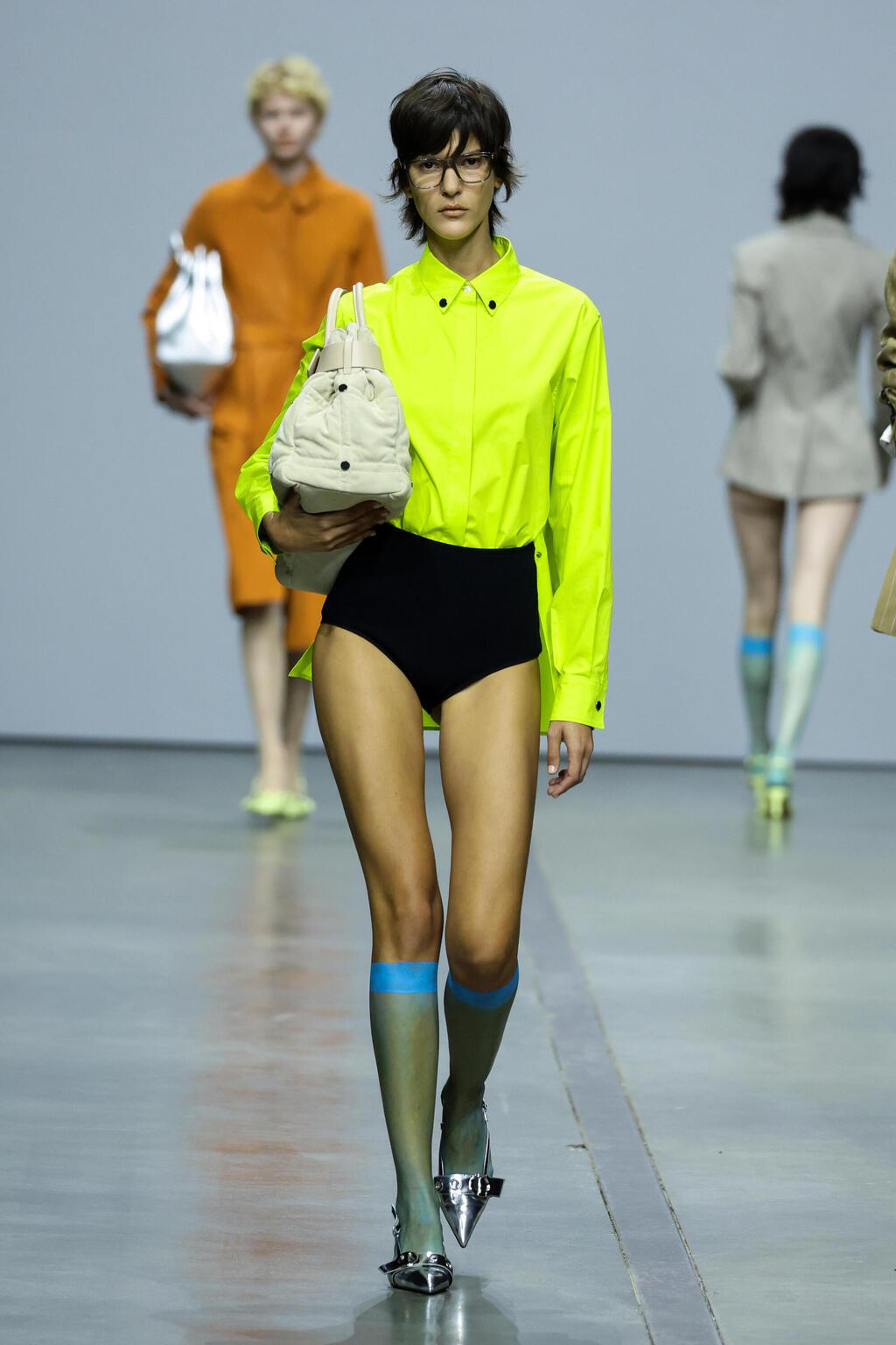 רומי פלד בתצוגת אביב-קיץ 2025 של אייסברג בשבוע האופנה במילאנו