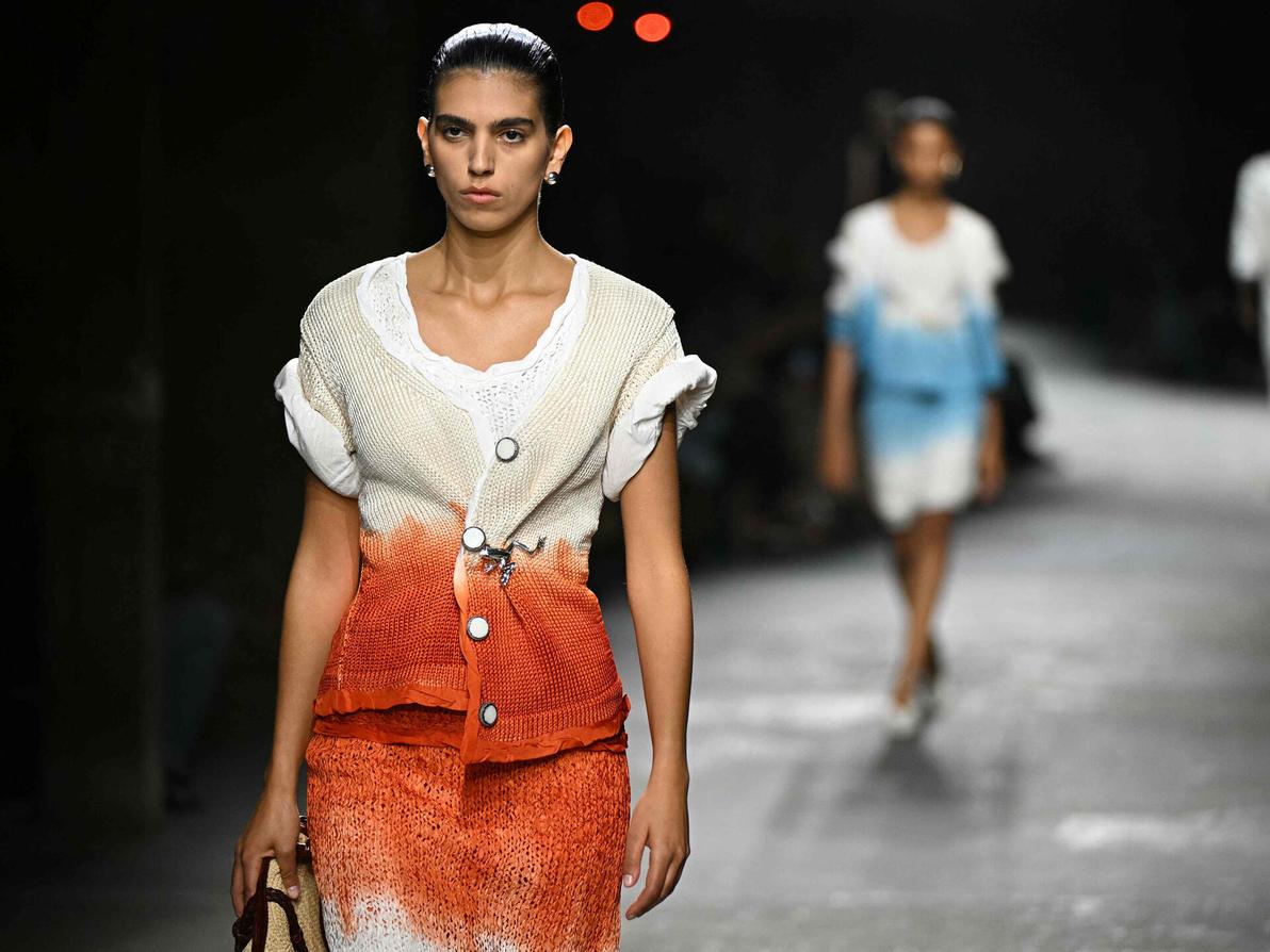 סאן מזרחי על המסלול של בוטגה ונטה, תצוגת אביב-קיץ 2025 בשבוע האופנה במילאנו