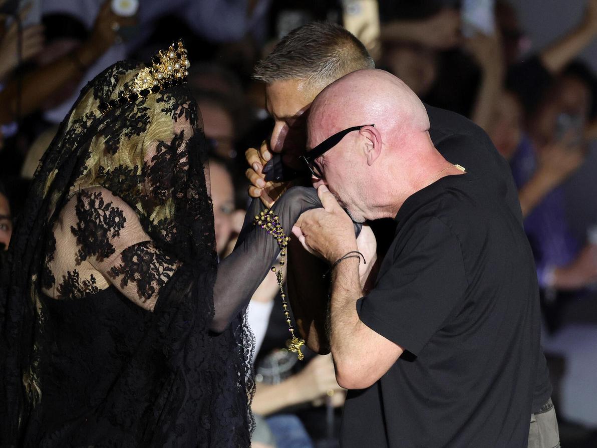 מדונה בתצוגת אביב-קיץ 2025 של דולצ'ה אנד גבאנה בשבוע האופנה במילאנו