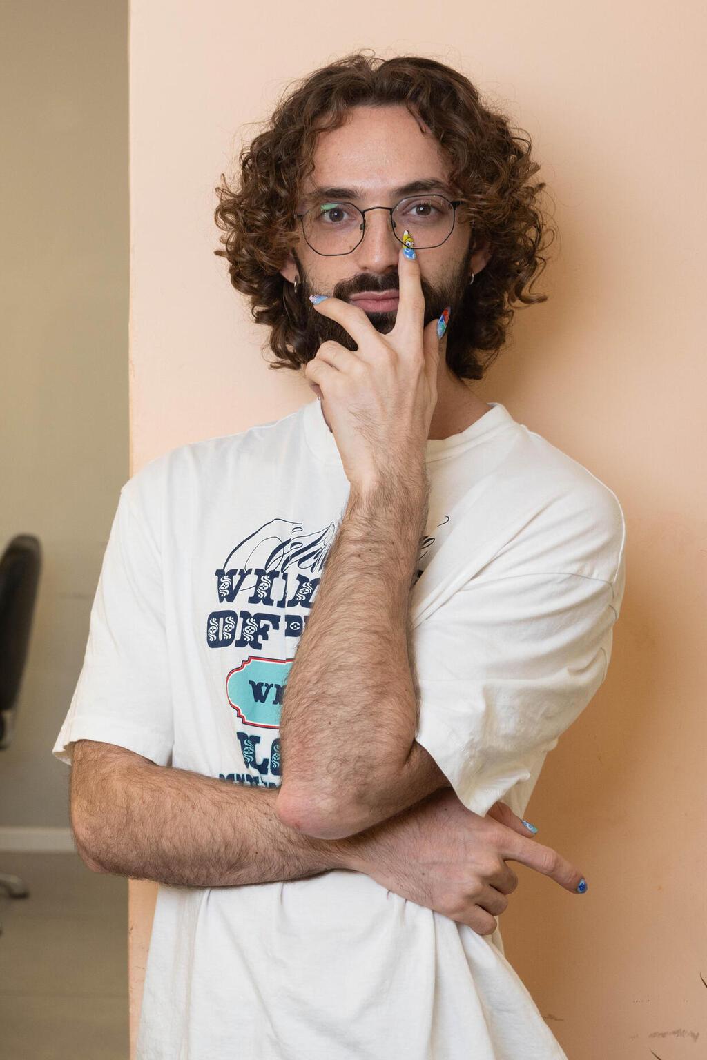 "אני לא מחביא את ההומואיות שלי. אם אני מגיע למשפחה – אני מכבד וחובש כיפה". יוסף פרידמן (צילום: עוז מועלם) יוסף פרידמן