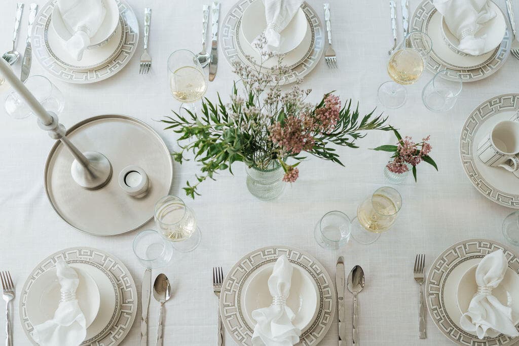 נעמן שולחן חגיגי בקונספט העיצוב הקלאסי עם הכלים מסדרת נובו פרי יצירתו של סטודיו הבית