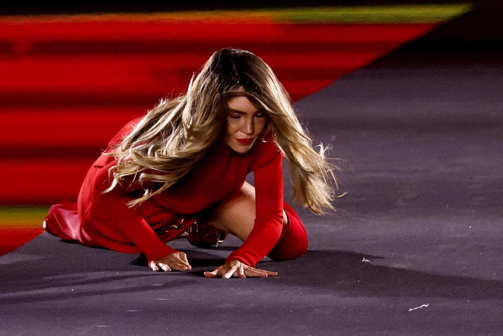 בלינדה אחרי הנפילה (צילום: REUTERS/Johanna Geron) בלינדה מדגמנת בתצוגה של לוריאל פריז, 2024