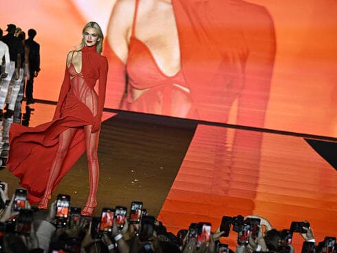 קנדל ג'נר לובשת עיצוב של בית האופנה מוגלר קנדל ג'נר לובשת עיצוב של בית האופנה מוגלר