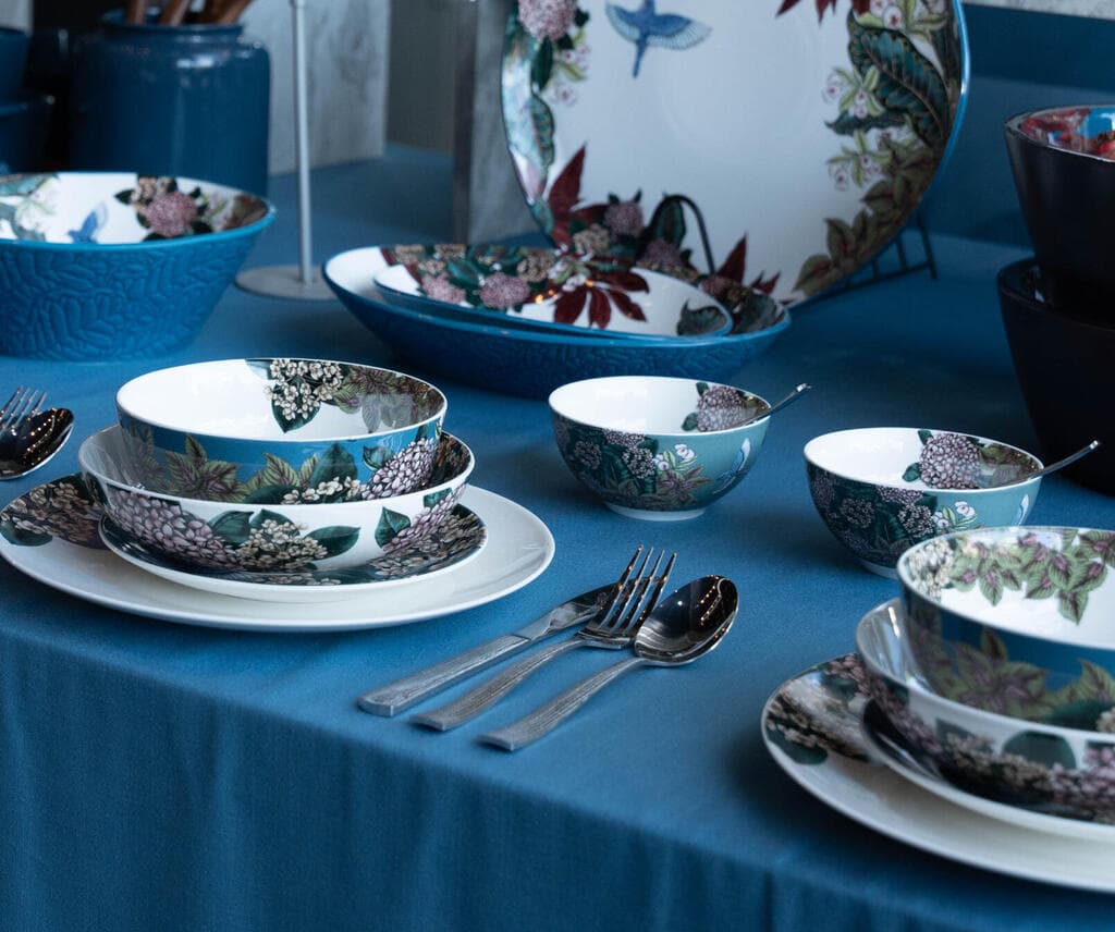 נעמן כלי הגשה בהשראת הטרנד הבוטני בצבעוניות נועזת בהדפסי פריחת סתיו דרמטית