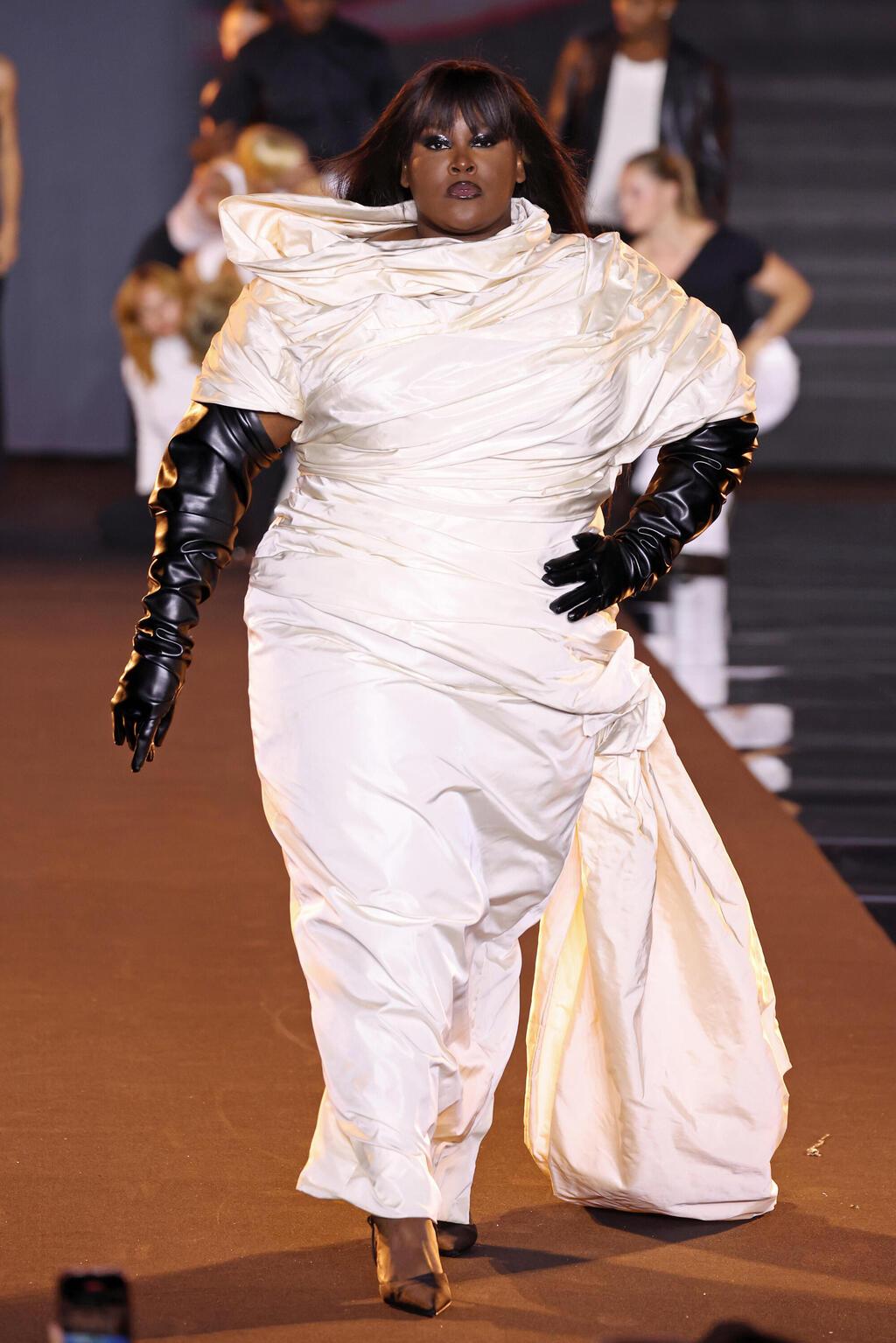 Yseult מדגמנת בתצוגה (צילום: Pascal Le Segretain/Getty Images) Yseult מדגמנת בתצוגה של לוריאל פריז, 2024