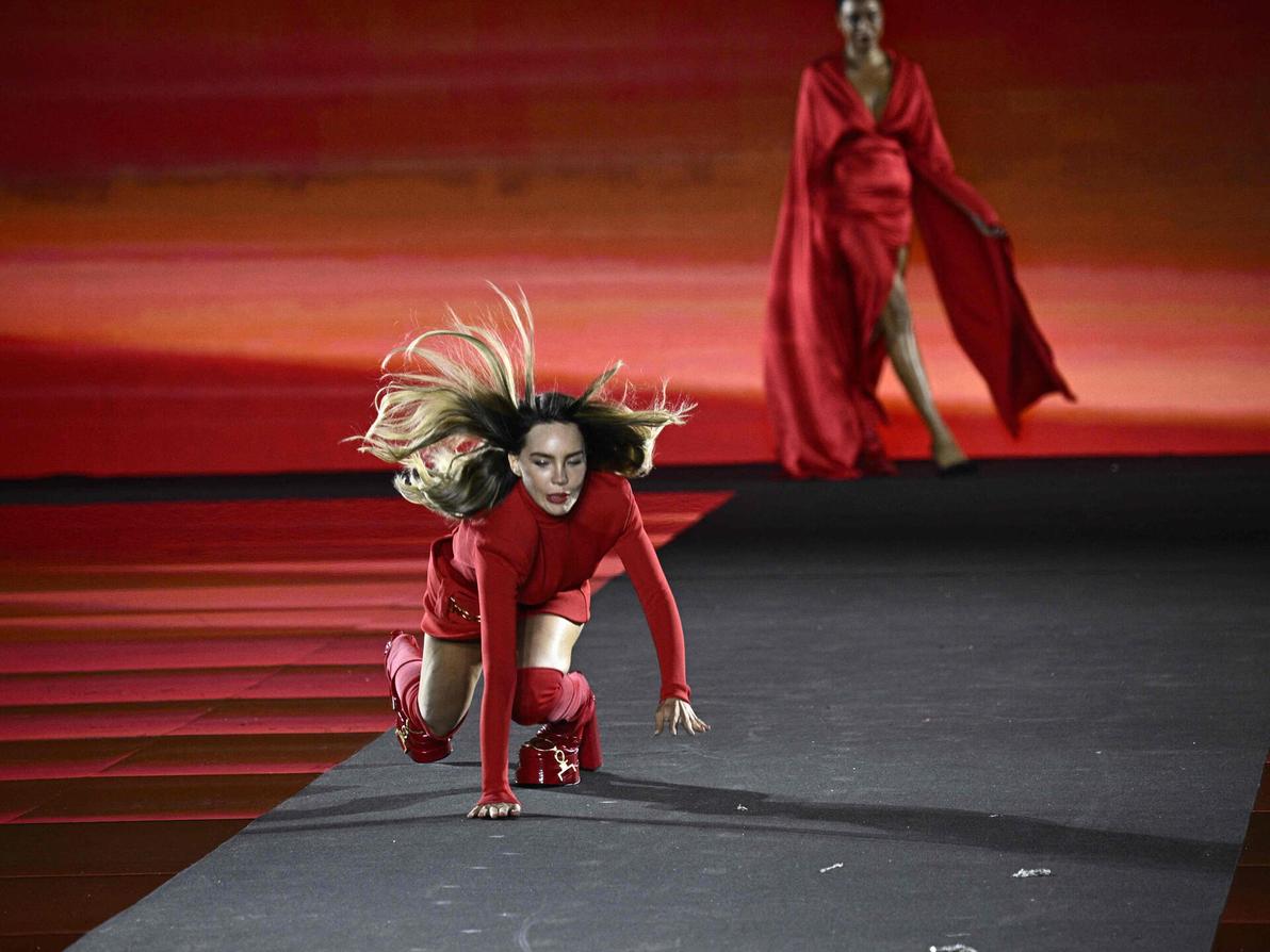 הזמרת בלינדה מתרסקת על המסלול (צילום: JULIEN DE ROSA/AFP) בלינדה מדגמנת בתצוגה של לוריאל פריז, 2024