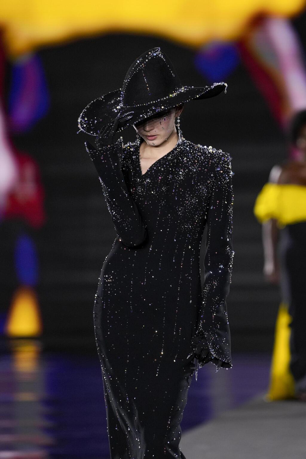 שיאו וון ג'יו עם כובע (צילום: AP Photo/Aurelien Morissard) שיאו וון ג'יו מדגמנת בתצוגה של לוריאל פריז, 2024