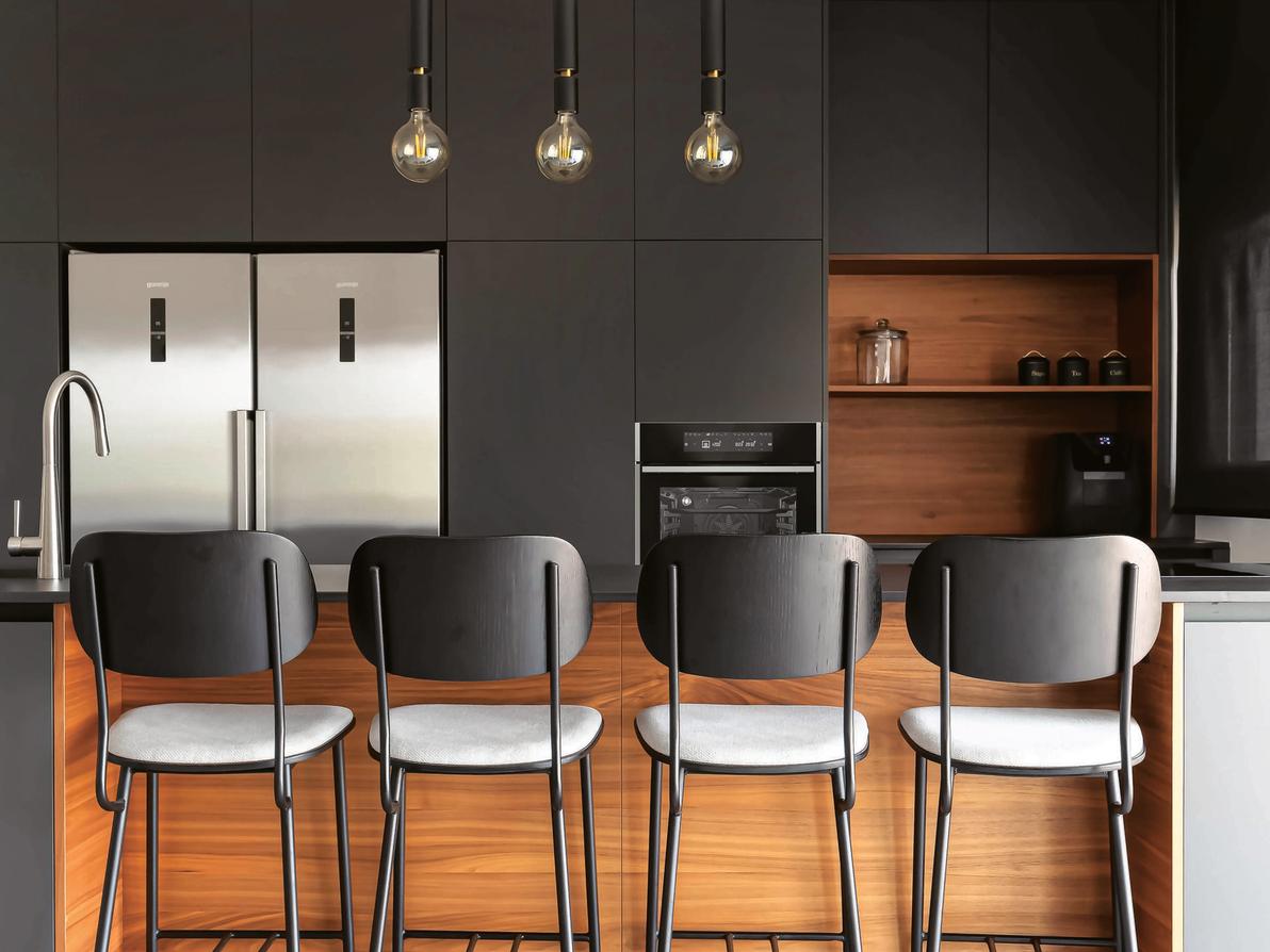 ארונות שחורים נקיים עם אלמנטים מעץ חם ומכשירים של Gorenje המעוצבים 