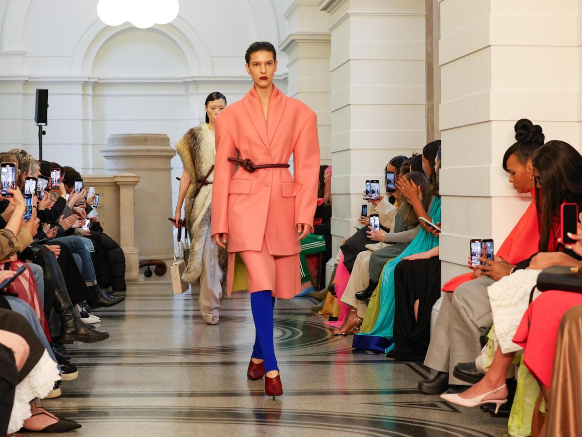 רומי פלד מדגמנת בתצוגה של רוקסנדה בשבוע האופנה בלונדון, 2024