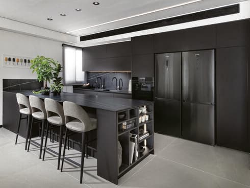 מטבח בגווני שחור על שחור ומוצרי החשמל המעוצבים של Gorenje בגוון שחור (כמובן)