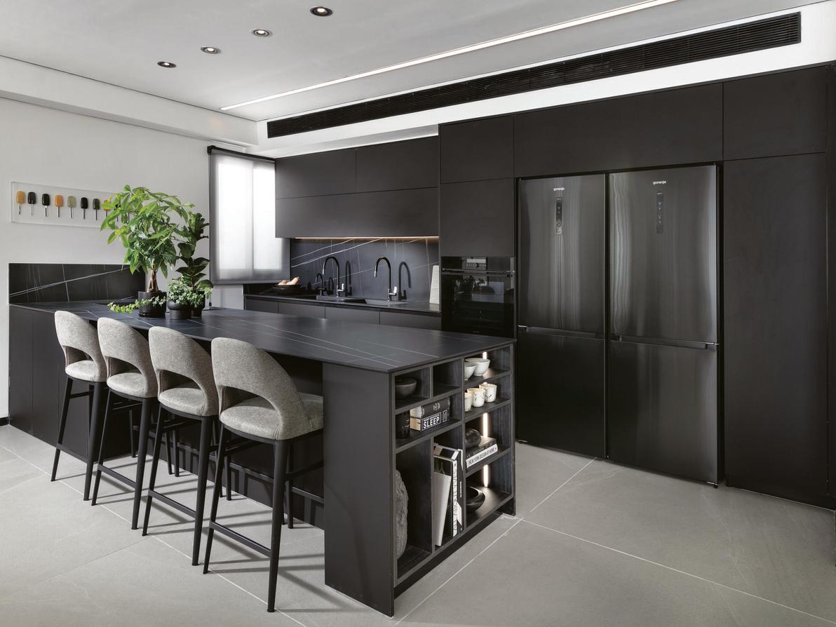 מטבח בגווני שחור על שחור ומוצרי החשמל המעוצבים של Gorenje בגוון שחור (כמובן)