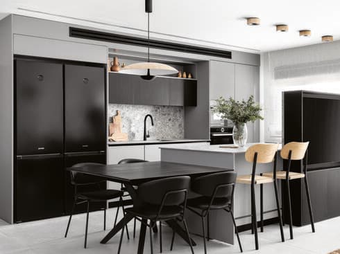 מטבח בעיצוב משולב של שחור ועץ ומוצרים מסדרת סימפליסטי של Gorenje בגוון שחור