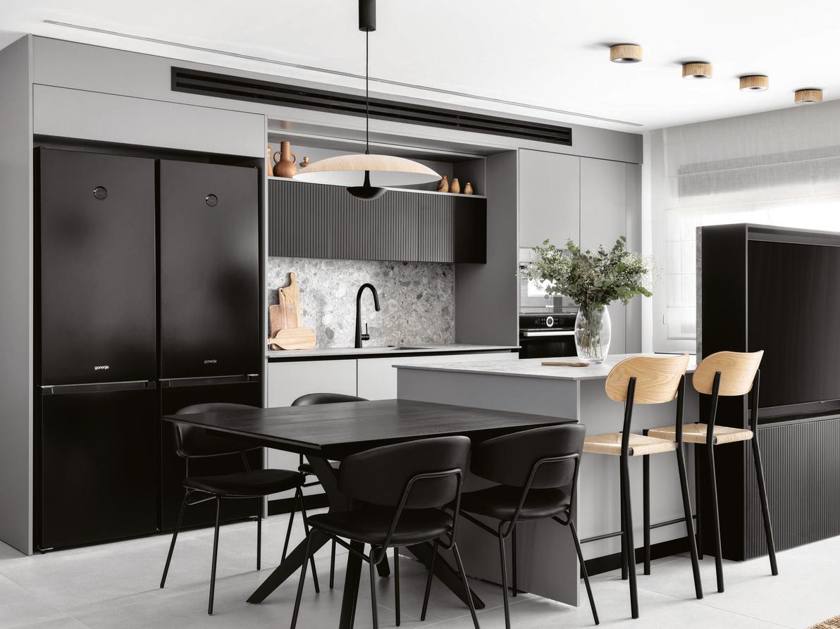 מטבח בעיצוב משולב של שחור ועץ ומוצרים מסדרת סימפליסטי של Gorenje בגוון שחור