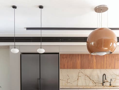 קולט האדים המרהיב של Galvamet בשילוב גוף תאורה ומקרר יוקרתי של ASKO קולט האדים המרהיב של Galvamet בשילוב גוף תאורה ומקרר יוקרתי של ASKO