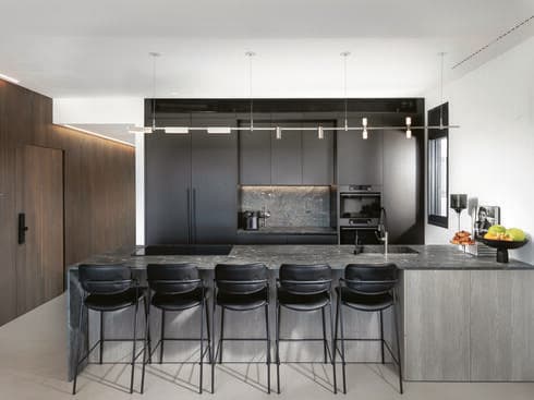 מכשירי החשמל - מקרר אינטגרלי, תנור ותנור מיקרו של  ASKO, שנבחרו בגוון המטבח 